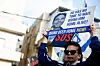 Bring Ofer hjem, står det på plakaten kvinner holder opp under en demonstrasjon der israelske pårørende og aktivister krever at Israel inngår en avtale for å få løslatte israelske gisler som holdes av Hamas på Gazastripen. Foto: Evelyn Hockstein / AP / NTB