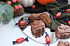 Små sjokoladekonfekter formet som halloweenfigurer ligger på et fat sammen med innpakket godteri.