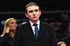 Barron Trump står i dress foran et publikum under et innendørs innsettelsesevent i Capital One Arena.