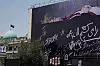 Stort billboard med Donald Trump og anti-Trump-graffiti ved en rundkjøring i Tehran.