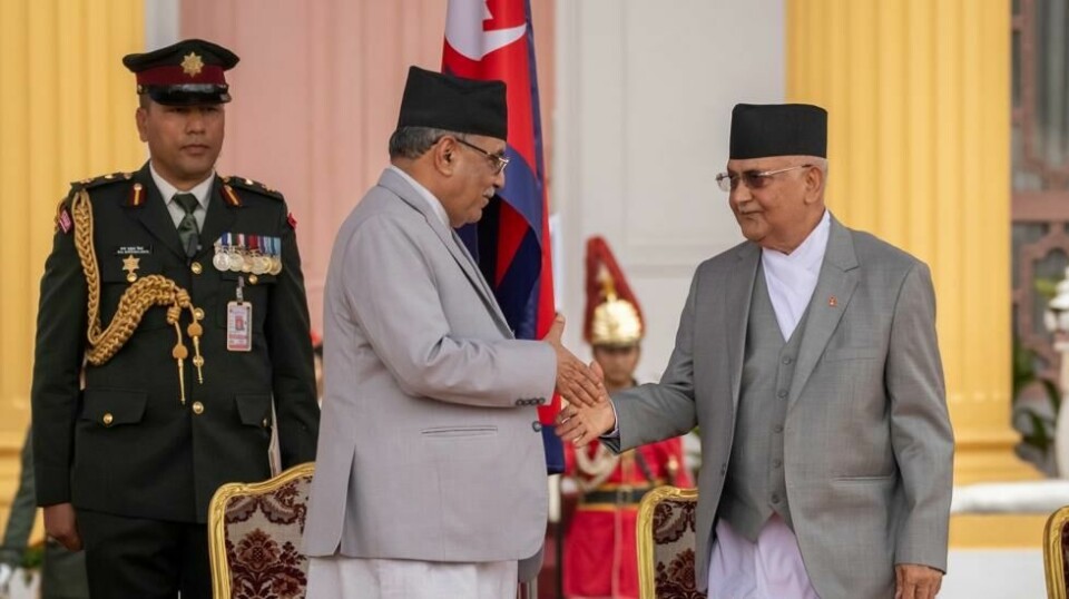 Khadga Prasad Sharma Oli (til høyre) ble mandag tatt i ed som Nepals nye statsminister. Her blir han gratulert av tidligere statsminister Pushpa Kamal Dahal, som var nødt til å gå av etter et mistillitsforslag fredag. Foto: AP Photo/Niranjan Shrestha / NTB