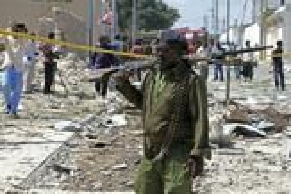 En somalisk soldat patruljerer et område som ble rammet av en selvmordsbombe i Mogadishu i Somalia 2. januar i år. Bomben ble detonert ved en av sikkerhetssjekkpunktene ved flyplassen. Tre mennesker mistet livet i eksplosjonen. En somalisk soldat patruljerer et område som ble rammet av en selvmordsbombe i Mogadishu i Somalia 2. januar i år. Bomben ble detonert ved en av sikkerhetssjekkpunktene ved flyplassen. Tre mennesker mistet livet i eksplosjonen. Foto: Farah Abdi Warsameh / AP
