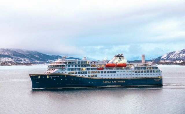 Havila har fortsatt dyre finanskostnader. I tiden fremover er målet å finne en mer økonomisk bærekraftig finansiering av Havila Kystruten. Her er kystruteskipet MS Havila Castor på vei inn til Ålesund.