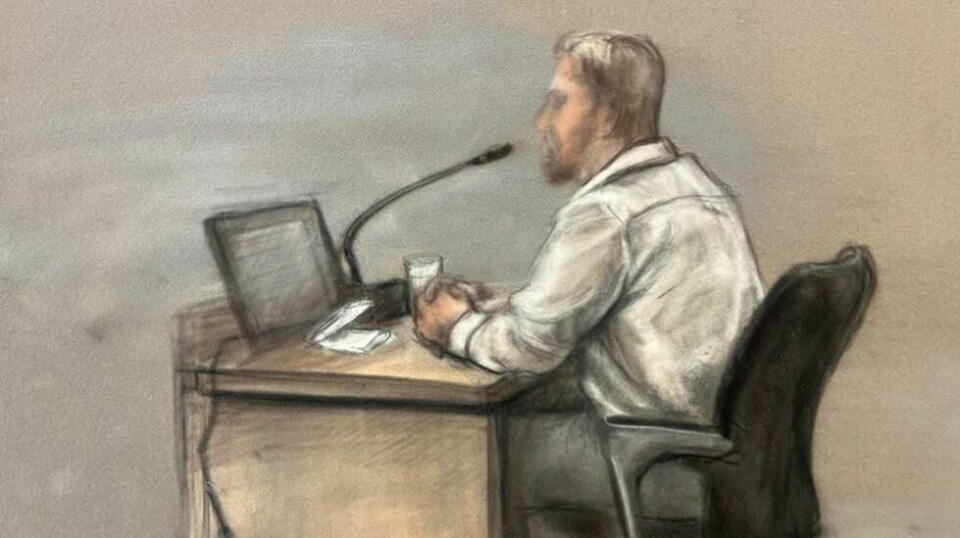 Tegning av mannen som er tiltalt for å ha bestilt og betalt for drapet på Jonas Aarseth Henriksen. Tegning: Ane Hem / NTB