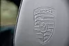 Porsche-logo preget i nakkestøtten er en elegant detalj.