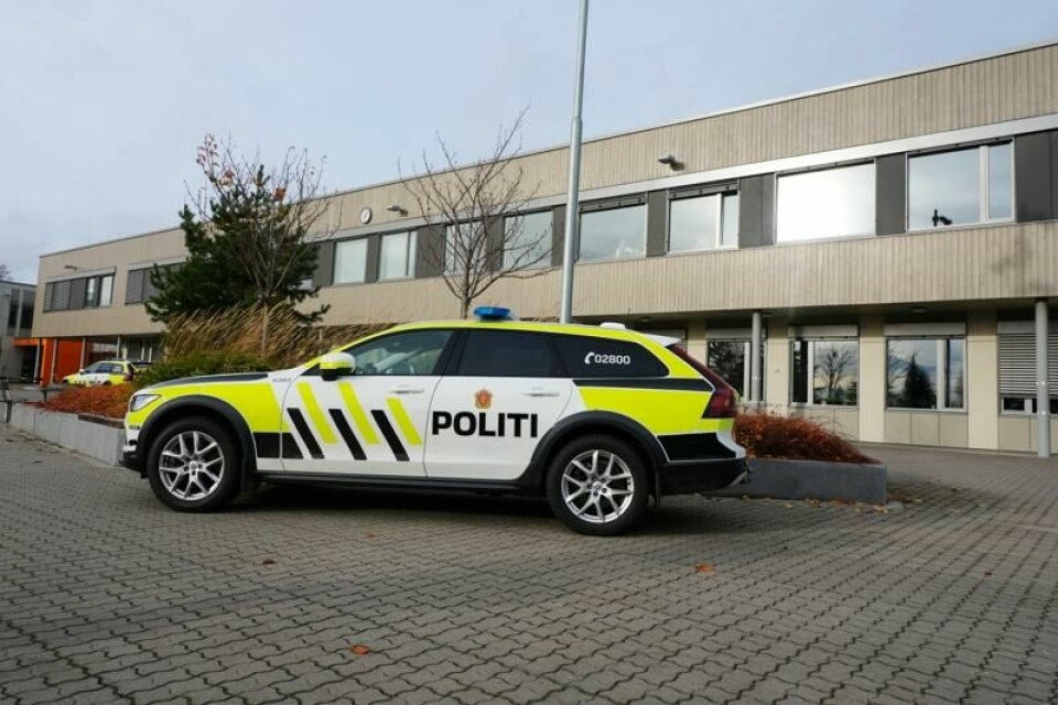 En 17-åring er tiltalt for å ha knivstukket en medelev på Jessheim videregående skole i fjor høst.