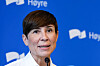 Ine Eriksen Søreide taler foran blå Høyre-bakgrunn med logoer.