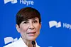Ine Eriksen Søreide taler foran blå Høyre-bakgrunn med logoer.