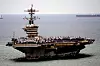 USS Abraham Lincoln, et amerikansk hangarskip, ligger til havn i rolig sjø utenfor Thailand.