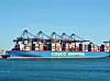 Et stort COSCO Shipping-containerskip fullt av containere på åpent vann.