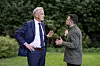 Jonas Gahr Støre og Volodymyr Zelenskyj samtaler utendørs i Kyiv.
