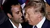 Vivek Ramaswamy, hilser på den tidligere amerikanske presidenten og republikanske presidentkandidaten Donald Trump på scenen under en valgvake under primærvalget i New Hampshire, 23. januar 2024. Foto: Elizabeth Frantz / Reuters / NTB