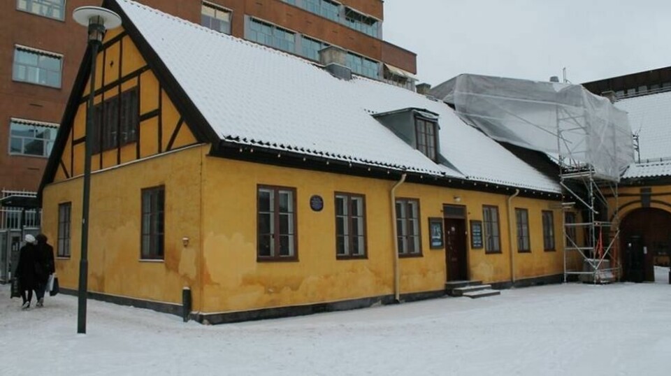 Anatomigården på Christiania torv i Oslo – oppført i 1640 og byens eldste bindingsverkshus – var skarpretterbolig. Her bodde August Anton Lædel (1757–1837) med familien i 1801. (CC BY-SA 3.0 https://creativecommons.org/licenses/by-sa/3.0/)