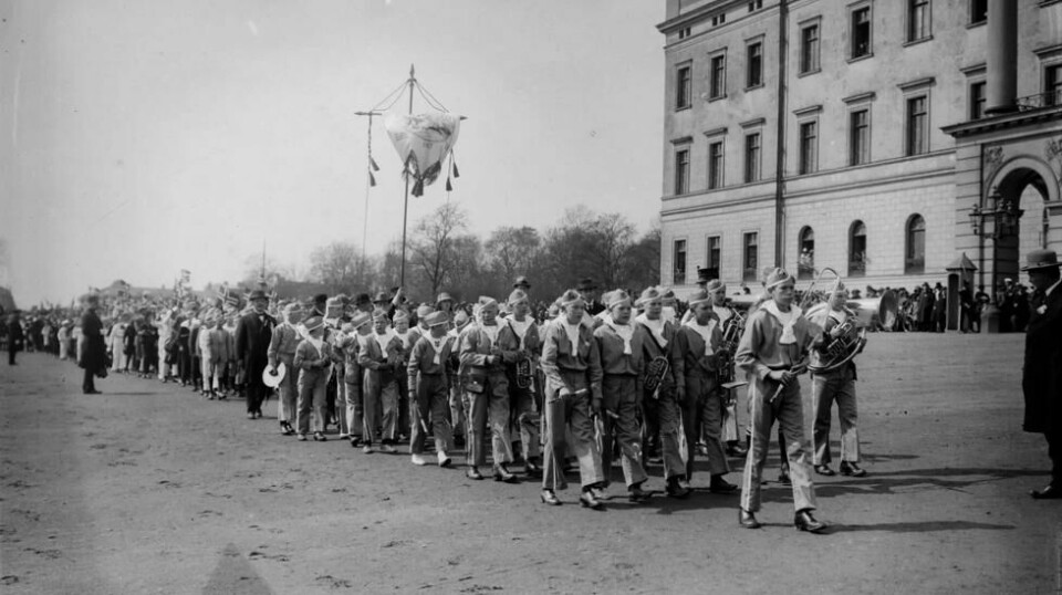 Slik så det ut da toget gikk over slottsplassen i 1899.