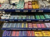 Butikkhylle med diverse tyggegummpakker til salgs.