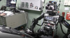 Humanoid robot merket KAIST i et laboratorium med skjermer, kabler og elektronisk utstyr.