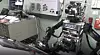 Humanoid robot merket KAIST i et laboratorium med skjermer, kabler og elektronisk utstyr.