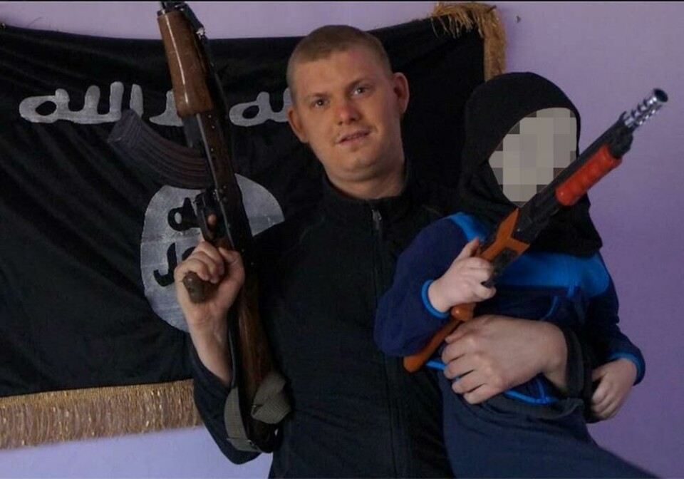Michael Skråmo med et av sine barn, foran IS-flagget. Michael Skråmo med et av sine barn, foran IS-flagget.