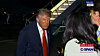 Donald Trump går mot en journalist i et mørkt innendørs område med C-SPAN-grafikk på skjermen.