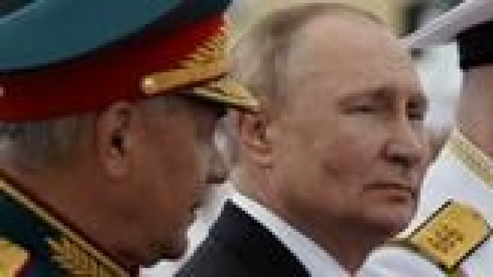 Russlands president Vladimir Putin sammen med landets forsvarsminister Sergej Sjojgu. Russlands president Vladimir Putin sammen med landets forsvarsminister Sergej Sjojgu. Foto: Alexei Danisjov / Reuters / NTB