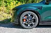 Fargen Forest Green Metallic, store hjulbuer og 21-tommers felger med oransje bremsekalippere kler Zeekr 7X godt.