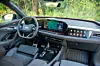 Audi Q6 e-tron kan leveres med tre skjermer og frontrutevisning med oppgradert AI i Infotainmentsystemet.