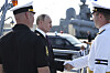 Vladimir Putin møter marinesoldater ved fregatten Admiral Grigorovich i Kronstadt.