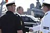 Vladimir Putin møter marinesoldater ved fregatten Admiral Grigorovich i Kronstadt.