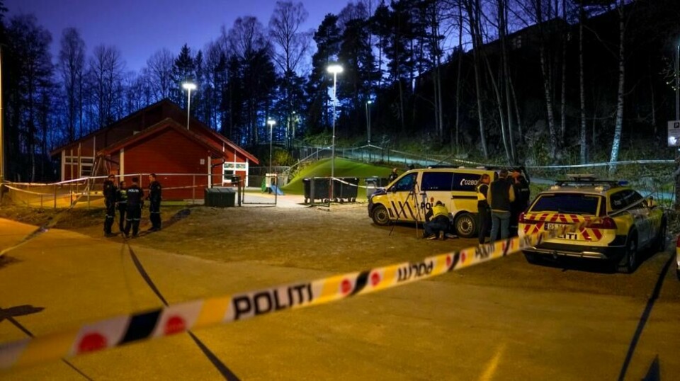 Politiet er på stedet etter at en ung mann ble skutt i overkroppen på Holmlia mandag kveld. Foto: Cornelius Poppe / NTB.