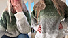 To personer viser oversized strikkegensere i grønne og grå nyanser.