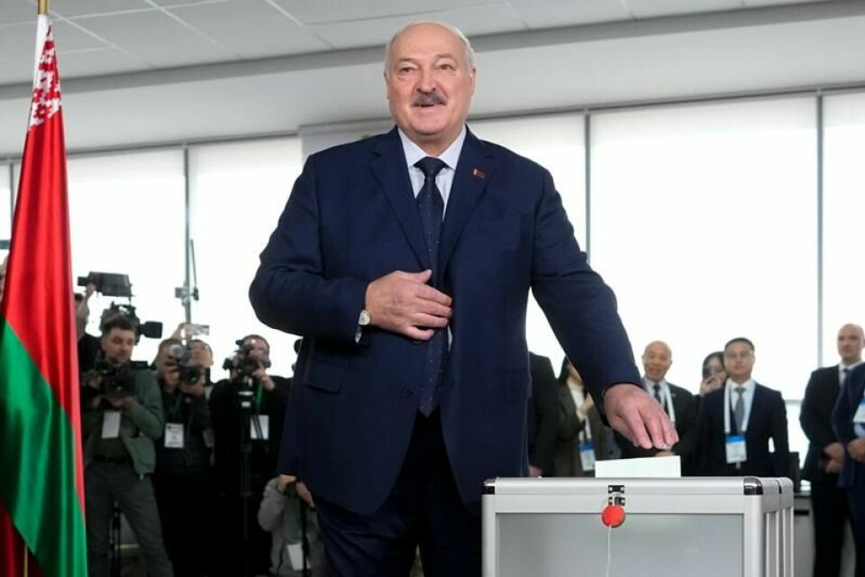 En seierssikker president Aleksandr Lukasjenko avga sin stemme i et valglokale i Minsk søndag. Da valg lokalene stengte, viste en valgdagsmåling at han hadde fått 87,6 prosent av stemmene.