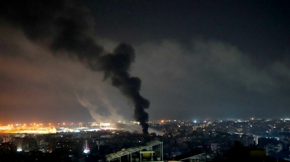 Røyk stiger opp etter israelske angrep mot Beirut fredag kveld. Israels angrep mot Beirut åpner døra for en åpen krig, sier Houthi-militsen i Jemen. Foto: Hassan Ammar / AP / NTB