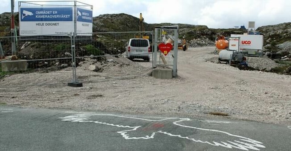 KLIMATILTAKET: Her eter anleggsmaskinene seg inn i Frøya-naturen for å legge til rette for 180 meter høye vindturbiner. Aksjonistene har fått forbud mot å nærme seg. Bare kunsten deres er igjen i asfalten. KLIMATILTAKET: Her eter anleggsmaskinene seg inn i Frøya-naturen for å legge til rette for 180 meter høye vindturbiner. Aksjonistene har fått forbud mot å nærme seg. Bare kunsten deres er igjen i asfalten. Foto: Thomas Vermes / ABC Nyheter