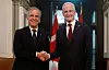 Mark Carney og Jonas Gahr Støre håndhilser foran canadiske og norske flagg i Ottawa.