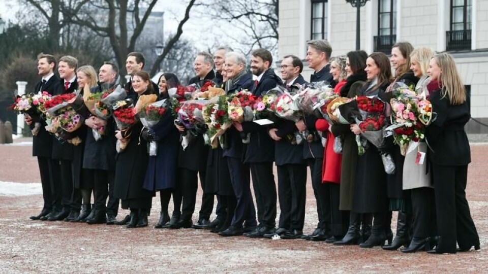 Statsminister Jonas Gahr Støre med sin nye regjering på Slottsplassen tirsdag formiddag.