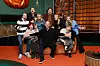 Gruppe mennesker poserer i et TV-studio med oransje gulv og gresskarlykt.