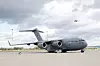 Boeing C-17 Globemaster III står på bakken ved Pápa flybase i Ungarn.