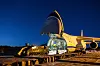 Antonov An-124 med åpen lasterampe mens en Leopard 2-berger lastes om bord.