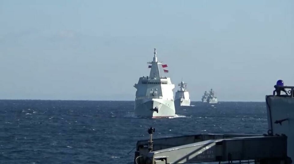 Det var 23. oktober at russiske og kinesiske krigsskip begynt å seile rundt Japans største øy. Bildet er hentet ut av en video frigitt samme dag.