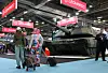 En mørk grønn stridsvogn står utstilt på Eurosatory, med besøkende og Leonardo-skilt rundt.