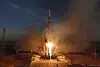 Soyuz-rakett skytes opp i flammer og røyk fra Bajkonur-kosmodromen under kveldshimmelen.