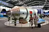 Besøkende ved en stor modell av Tiangong-1 i en messehall i Zhuhai.
