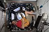 Chris Hadfield spiller gitar mens han svever i Cupola-modulen på Den internasjonale romstasjonen.