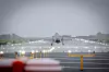 Norsk F-35 på vei inn for landing på en opplyst rullebane ved Ørland flystasjon.