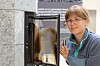 Sofie Sødal Eiksund ved en åpen vedovn i Varmetekniske laboratorier ved NTNU.