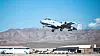 En A-10 Thunderbolt II tar av over Nellis-basen, med ørkenfjell i bakgrunnen.