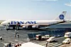 Pan Am-passasjerfly på bakken med bakkemannskap og servicekjøretøy.