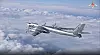 Russisk Tu-95 bombefly flyr over skydekket ved Stillehavet.