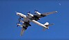 To russiske Tu-95MS strategiske bombefly i formasjon mot blå himmel.