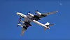 To russiske Tu-95MS strategiske bombefly i formasjon mot blå himmel.
